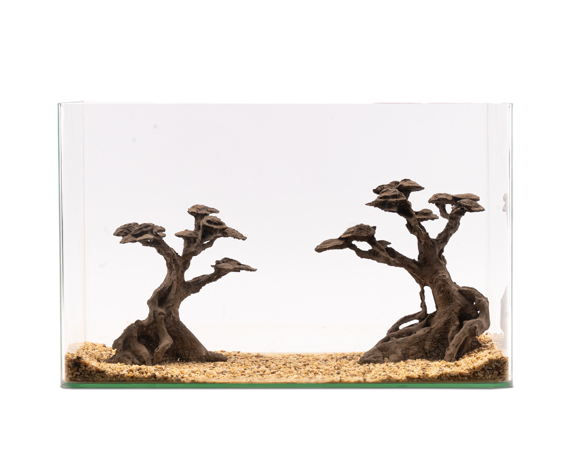 Glasaquarium mit Bonsai-Holzwurzeln und Kies